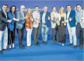  ?? RAÚL CARO/EFE ?? Moreno, con el secretario general del PP-A (4d) y los candidatos de las ocho capitales.