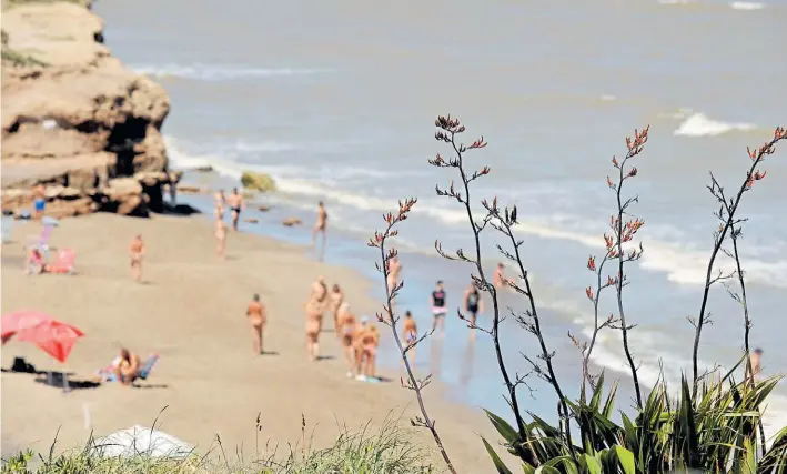  ?? MAXI FAILLA ?? La “Escondida”. La playa nudista de Mar del Plata se encuentra entre Miramar y Chapadmala­l, a unos 30 kilómetros del casino. La gente acude para escapar del bullicio.