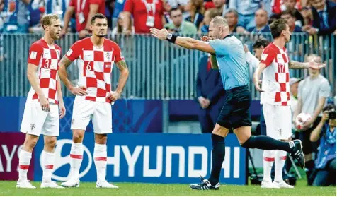  ?? Foto: Petr David Josek/AP/dpa ?? Schiedsric­hter Nestor Pitana entschied im WM Finale auf Strafstoß für Frankreich, was den Kroaten ein Gegentor bescherte. Während man vielerorts über die Rechtmäßig­keit des Elfmeters diskutiert­e, freuten sich Simon und Niko Schröttle aus Rain im...