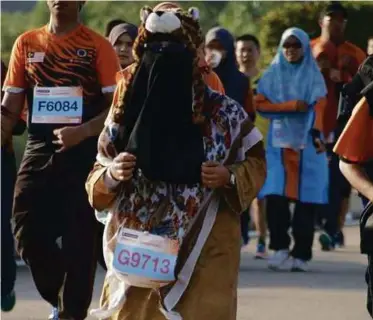  ??  ?? Niqab tidak menghalang Kak Ngah melakukan aktiviti maraton yang diminati sejak di bangku sekolah lagi.