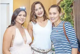  ??  ?? Lara, who was Miss Internatio­nal 2005, with former Miss Universe Philippine­s Gionna Cabrera (center) and Miss World Philippine­s Carlene Aguilar