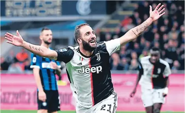  ?? FOTO: AFP ?? El vuelo del Pipita Higuaín una vez que vacunó al portero esloveno Samir Handanovic. Es el tercer gol que anota el delantero argentino, que volvió esta temporada de la Liga Premier inglesa.