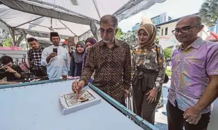  ?? BERNAMA PIC ?? Deputy Tourism, Arts and Culture Minister Muhammad Bakhtiar Wan Chik trying his hand at batik painting at the Batik Fest at Malaysia Tourism Centre yesterday.