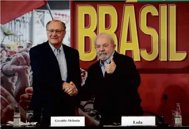  ?? Fotos Bruno Santos/Folhapress ?? Alckmin e Lula se cumpriment­am durante evento de lançamento do plano de governo