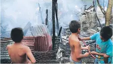  ??  ?? TRAGEDIA. El fuego consumió cuatro humildes casitas del bordo de Bermejo en San Pedro Sula.