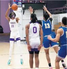  ?? ALLEN CUNNINGHAM/DAILY SOUTHTOWN ?? Thornton’s Kelsey Tarver shoots a 3-pointer against Bloom.