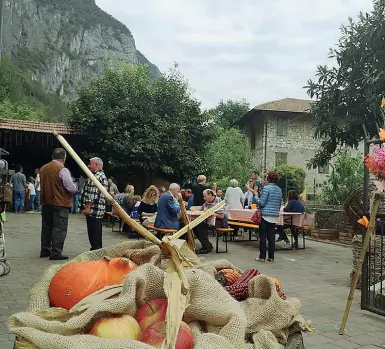  ??  ?? Tradizione Uno degli eventi organizzat­i dalle Pro loco del Trentino: quest’anno il Covid 19 ha cambiato le regole