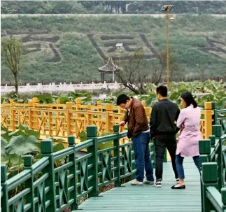  ??  ?? Visitantes en el parque ecológico del poblado de Yaopu, en Anshun.