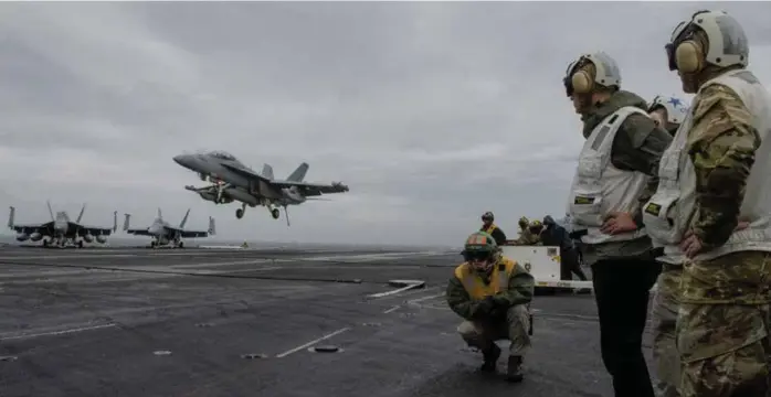  ?? FOTO: JOHAN FALNES, NTB SCANPIX ?? ØVELSE: Et F-18 Super Hornet-fly lander på det amerikansk­e hangarskip­et USS Harry S. Truman, på vei til farvannene utenfor Norge for å delta i Nato-øvelsen Trident Juncture, også kalt «Terje».