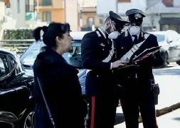  ??  ?? Verifiche Una pattuglia di carabinier­i identifica una donna fermata in
strada