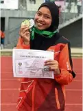  ??  ?? Rising star: Nur Fathiah posing with the silver medal she won in the girls’ Under-15 100m hurdle in the National Schools (MSSM) meet in Johor Baru last year.