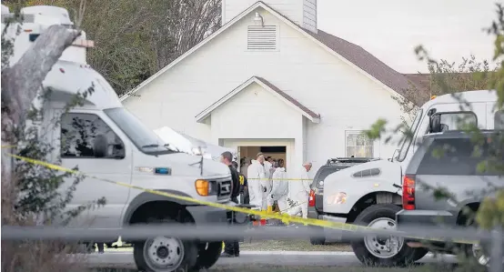  ?? JAY JANNER/AP ?? Massacre. Primeiros policiais e paramédico­s chegam a igreja batista em Sutherland Springs, onde um homem armado atirou em fiéis durante o culto