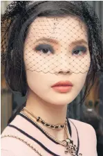  ??  ?? Trending:
Black smoky eyes at Chanel SS21 and glossy fushia pink lips