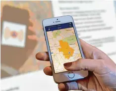  ?? Foto: Silvio Wyszengrad ?? Man will Warnmeldun­gen aus der Region erhalten? Mit wenigen Klicks lässt sich die Katastroph­en Warn App NINA auf das eigene Handy laden.