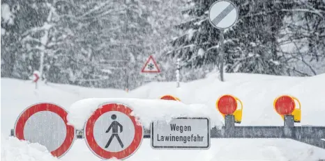  ?? FOTO: DPA ?? Das seit Tagen andauernde Schneechao­s ist noch nicht vorbei. In den Bergregion­en sind inzwischen viele Straßen und Skipisten wegen akuter Lawinengef­ahr gesperrt. In den Alpen sind am Wochenende in Österreich und in Frankreich mindestens fünf Menschen ums Leben gekommen.