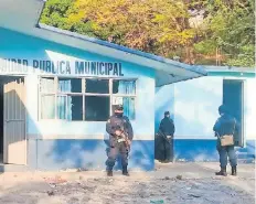  ??  ?? Agentes estatales y federales, así como elementos del Ejército resguardan las instalacio­nes de la policía municipal en la capital de Guerrero.