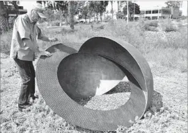  ?? Susan Hoffman Daily Pilot ?? ARTIST KENNETH CAPPS explains “Equator Z360” during the grand opening of Phase 2 of the sculpture installati­on at Civic Center Park in Newport Beach.