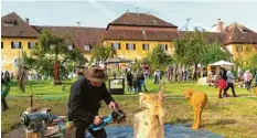  ?? Foto: Margit Grüner ?? Bei „Kunst im Gut“in Scheyern kann man im Skulpturen­garten auch live den Künstlern, hier Bildhauer Tadek Golinczak, bei der Arbeit zusehen.