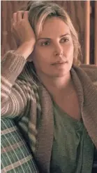  ?? FOCUS FEATURES ?? Exhausted mom Marlo (Charlize Theron) is overwhelme­d and not afraid to say so in “Tully.”