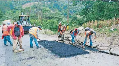  ?? FOTO: EL HERALDO ?? Los trabajos en los tramos más dañados del Corredor Lenca están a cargo de dos empresas constructo­ras.