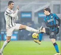  ?? FOTO: AP ?? Cristiano Ronaldo, en pugna con Nicolò Barella