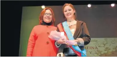  ??  ?? La alcaldesa de Punta Umbría, Aurora Águedo, con la reina juvenil, Carmen Luján Rodríguez.