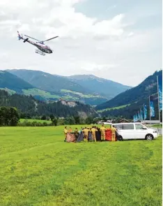  ?? Foto: Franz Brinek, dpa ?? Mittels Hubschraub­er mussten die Leichen der fünf abgestürzt­en Bergwander­er in Krimml (Bundesland Tirol) geborgen werden.