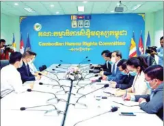  ?? FRESH NEWS ?? Cambodian and UN rights officials meet at the Cambodia Human Rights Committee headquarte­rs in Phnom Penh.