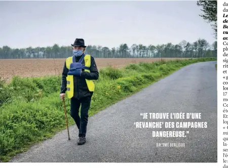  ??  ?? Un agriculteu­r retraité fait sa marche quotidienn­e à Goudelin, en Bretagne.