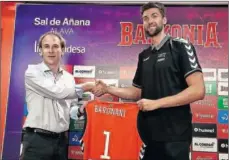  ??  ?? BIENVENIDA. Andrea Bargnani junto a Félix Fernández.