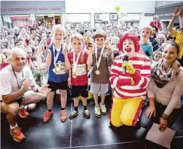  ??  ?? Die Kleinen ganz groß beim Kleine Zeitung Graz Marathon: Natürlich gibt es auch eine Siegerehru­ng