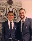  ??  ?? Cabezon Dybala e Higuain sotto la foto di Omar Sivori, morto nel 2005