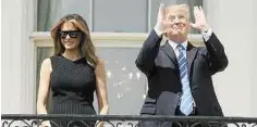  ??  ?? Críticas. El presidente de EU desoyó la recomendac­ión de los expertos y vio por unos segundos el eclipse solar total sin lentes especiales.