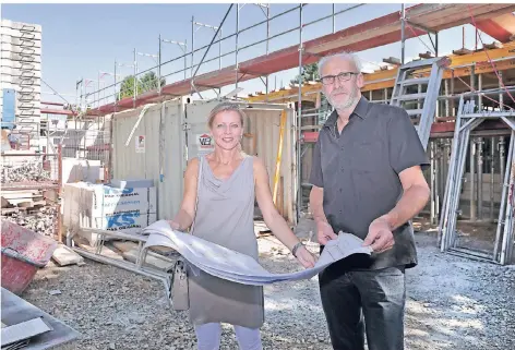  ?? FOTO: FABIAN KAMP ?? Architekti­n Katharina Kulla und Bauleiter Rolf Koschade mit den Bauplänen für die Erweiterun­g der Grundschul­e.