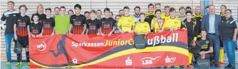  ?? FOTO: MARKUS PEIKER ?? Die C-Junioren des SV Zimmern (vorne rechts, gelbe Trikots) sind neuer Futsal-Bezirksmei­ster, vor dem JFV Oberes Donautal (hinten, links) und der Drittplatz­ierten SG Baar (vorne links, rot-schwarze Trikots).