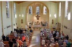  ?? FOTO: BISCHÖFLIC­HE PRESSESTEL­LE TRIER ?? 200 Menschen besuchten am Samstag in Gersweiler den letzten Gottesdien­st in St. Michael. Danach wurde die Kirche entwidmet.