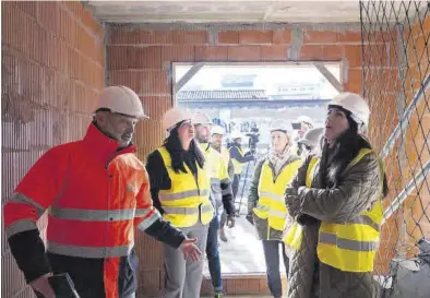  ?? GOBIERNO DE ARAGÓN ?? La alcaldesa de Huesca, Lorena Orduna, junto a la directora general de Vivienda, María Pía Canals, ayer en La Merced.