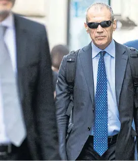  ??  ?? Cool wie ein FBI-Agent: Carlo Cottarelli auf dem Weg ins Parlament, wo er am Dienstag seine Ministerli­ste komplettie­ren wollte.