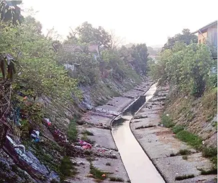  ?? [FOTO IHSAN PEMBACA] ?? Sampah sarap memenuhi kawasan sekitar Sungai Raya, di Cheras.