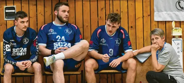  ?? Foto: Ernst Mayer ?? Das hat gesessen: Die Handballer des TSV Niederraun­au müssen die aktuelle Heimpleite erst einmal verdauen.