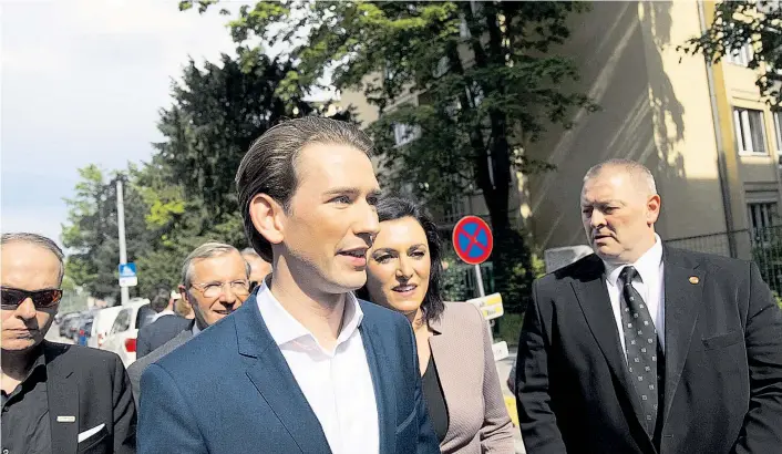  ??  ?? Sebastian Kurz auf dem Weg zum entscheide­nden Parteivors­tand: Der schwarze Hoffnungst­räger war in der Position, Maximalfor­derungen zu stellen.