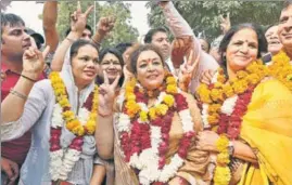  ??  ?? Newly elected mayor Madhu Azad (centre), senior deputy mayor Pramilla Kablana (left) and deputy mayor Sunita Yadav (right) celebrate after their victory. SANJEEV VERMA/HT PHOTO