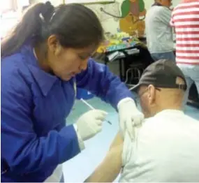  ??  ?? INMUNIZACI­ÓN. Las personas que se vacunan se inmunizan durante un año.