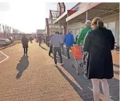  ??  ?? Vor dem Bauhaus in Gerresheim bilden sich Schlangen. Nur noch 100 Kunden dürfen gleichzeit­ig in den Laden.