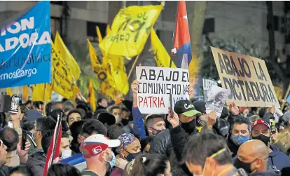  ?? Hernán zenteno ?? Una de las manifestac­iones ayer frente a la embajada de Cuba en Buenos Aires