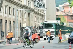  ??  ?? Modifiche Il cantiere riguarda anche l’area davanti all’impianto sportivo