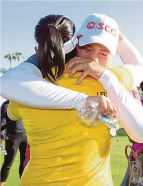  ?? AFP PIC ?? Moriya Jutanugarn (right) of Thailand hugs sister Ariya on the 18th after winning the LA Open on Sunday.