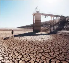  ?? KELVIN TRAUTMAN ?? INTERNATIO­NAL water advocate and ultra-marathon runner Mina Guli is in South Africa as part of her #RunningDry 100 Marathons in 100 Days campaign to highlight the global water crisis. Guli was in Beaufort West to see the consequenc­es of a town running out of water first hand. She is now in George and will be making her way along the Garden Route back to Cape Town before heading off to Australia to continue her campaign. |