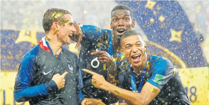  ?? Kai Pfaffenbac / ReUTeRS ?? Pogba y Mbappé señalan a Griezmann y la segunda estella mundial que acaban de conseguir