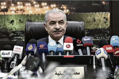  ?? (RAMALLAH, 26 FÉVRIER 2024/AYMAN NOBANI/KEYSTONE/DPA) ?? Le premier ministre Mohammad Shtayyeh lors de l’annonce de démission du gouverneme­nt.